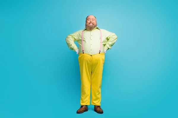 Longitud completa vista del tamaño del cuerpo de su agradable alegre alegre alegre hombre maduro usando mirada extraña aislado sobre brillante brillo vivo vibrante azul turquesa color fondo — Foto de Stock