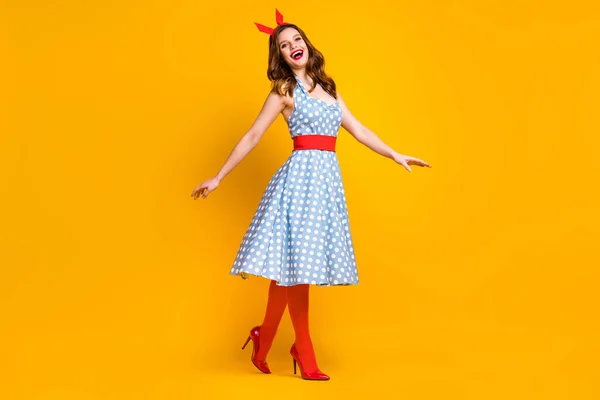 Pełny rozmiar zdjęcie wesoły elegancki dziewczyna cieszyć się wiosną czas weekend wakacje iść chodzić nosić polka-kropka niebieskie buty szpilki rajstopy odizolowane jasne tło kolor — Zdjęcie stockowe
