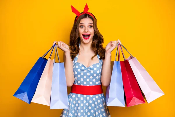 Crazy έκπληκτος ενεργητικός κορίτσι εθισμένος αγοραστής απολαμβάνουν off-sales εκπτώσεις εντυπωσιάστηκε omg κραυγή δείχνουν πολλές τσάντες φορούν κόκκινο κεφαλόδεσμο μπλε ρετρό στυλ ρούχα απομονωμένο φωτεινό χρώμα λάμψη φόντο — Φωτογραφία Αρχείου