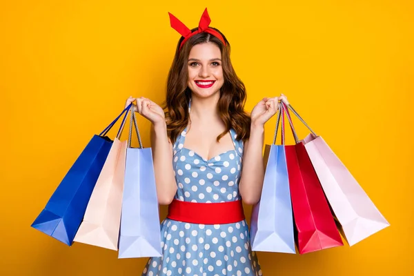 Πορτρέτο των θετικών χαρούμενα κόκκινα μαλλιά κορίτσι εξαρτημένος αγοραστής απολαμβάνουν τα ταξίδια αγοράζουν πολλές τσάντες κατέχουν φορούν κόκκινο καπέλο μπλε polka-dot vintage στυλ ρούχα που απομονώνονται σε φωτεινό φόντο χρώμα — Φωτογραφία Αρχείου