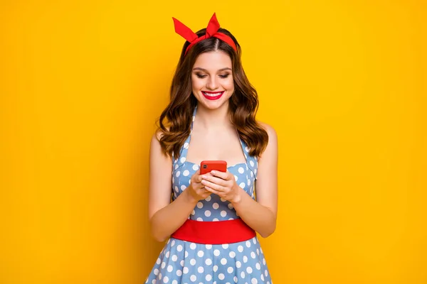 Портрет позитивної веселої дівчини використовує смартфон читати новини зворотного зв'язку в соціальних мережах насолоджуйтесь вдягненням вінтажного стилю сукні ізольовані на яскравому світлому кольоровому фоні — стокове фото