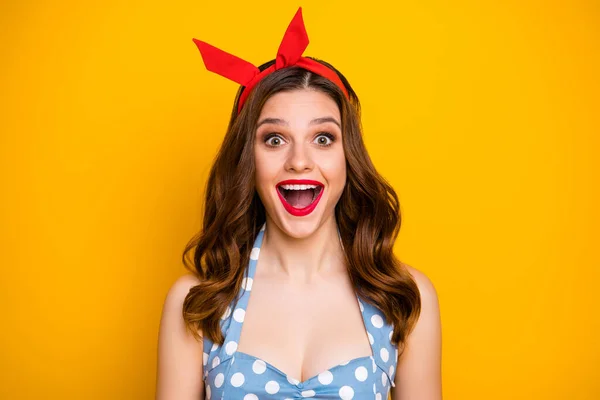 Κοντινή φωτογραφία του θετικού χαρούμενου έκπληκτου κοριτσιού φαίνονται απίστευτη καινοτομία εντυπωσίασε κραυγή απίστευτο απροσδόκητη φθορά polka-dot δεξαμενή-top απομονωμένη πάνω από φωτεινό φόντο λάμψη χρώμα — Φωτογραφία Αρχείου