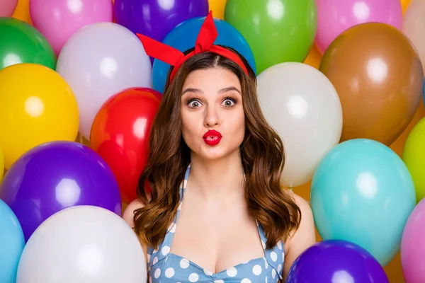 De cerca foto romántica novia positiva disfrutar 14-febrero festiva ocasión enviar aire beso su novio desgaste vintage azul punteado tanque-top vestido aire globos bolas fondo — Foto de Stock