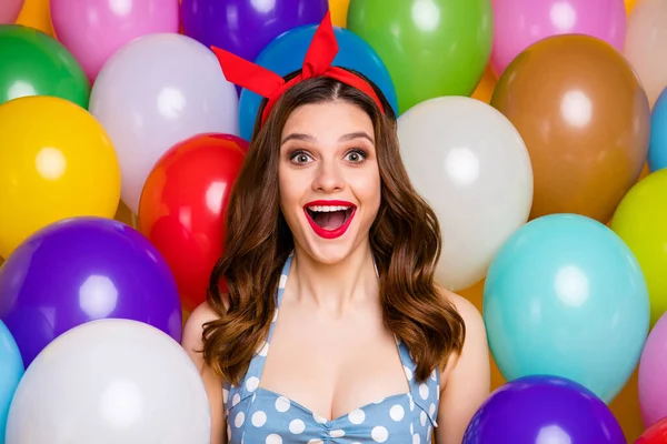 De cerca la foto de la chica dulce asombrado celebrar aniversario ocasión impresionado grito wow omg usar vestido azul tanque-top sobre bolas de aire fondo de los globos — Foto de Stock