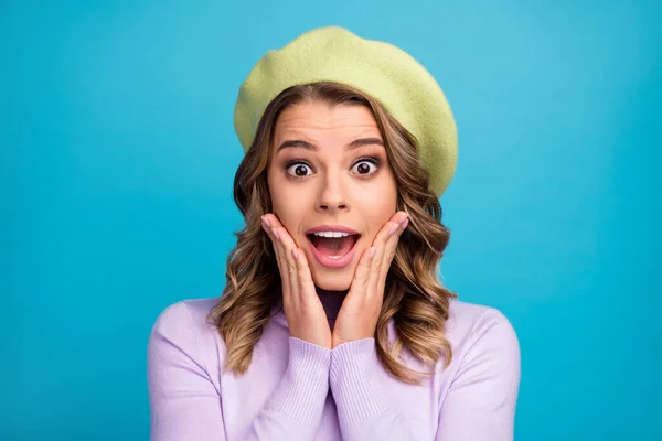 Retrato de chica loca asombrada mirada buena ver maravilloso otoño negro viernes promo impresionado grito toque manos palmas cara desgaste paris estilo diadema suéter aislado sobre fondo de color azul — Foto de Stock