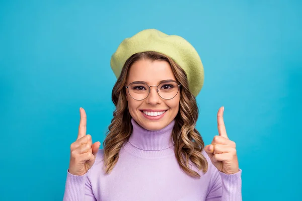 Retrato de positiva chica alegre dedo dedo dedo copyspace presente publicidad promoción recomendar sugerir seleccionar desgaste buen traje de aspecto aislado sobre fondo de color azul —  Fotos de Stock