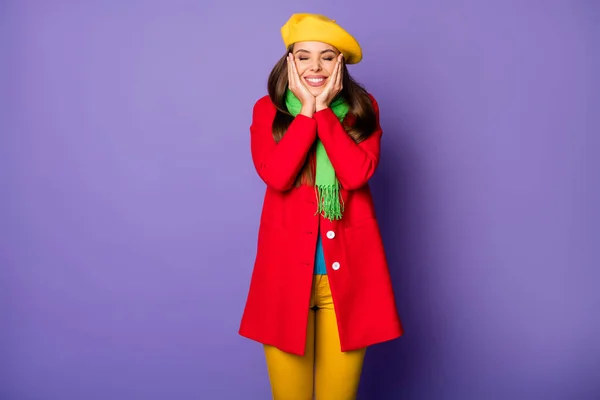 Retrato dela ela bonita atraente alegre alegre menina de cabelos lisos vestindo vestuário moderno desfrutando de tempo isolado sobre lilás roxo violeta cor de fundo pastel — Fotografia de Stock