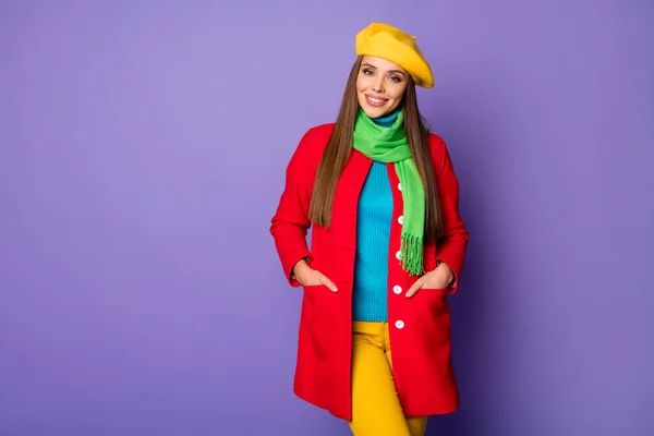 Foto di attraente bella shopper signora buon umore shopping week-end hobby indossare moderno giallo berretto blu dolcevita verde sciarpa rosso lungo cappotto pantaloni isolato viola colore sfondo — Foto Stock