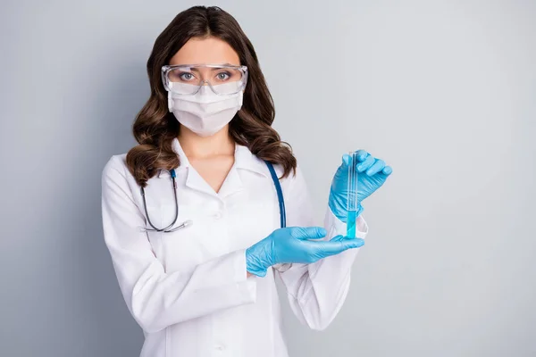 Primer plano retrato de ella ella agradable atractivo experto ondulado de pelo chica doc fonendoscopio estetoscopio celebración en mano biológico cura medicamentos vitalidad aislado sobre gris pastel color fondo — Foto de Stock