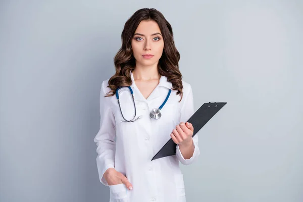 Photo of beautiful professional doc practitioner lady hold patient papers recepty lekarskie nosić biały fartuch stetoskop odizolowany szary kolor tła — Zdjęcie stockowe