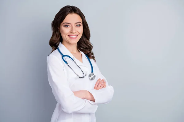 Profil zdjęcie atrakcyjnej rodziny lekarz pani konsultacja przyjazne uśmiech wiarygodne wirusologia klinika ramiona skrzyżowane nosić biały fartuch stetoskop izolowany szary kolor tła — Zdjęcie stockowe