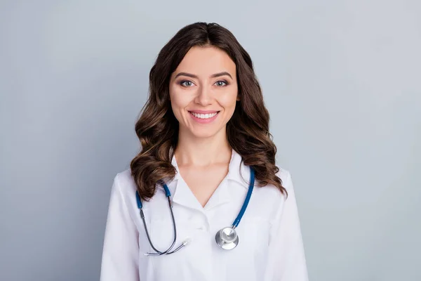 Retrato de cerca de ella ella atractiva atractiva bonita linda alegre alegre ondulada chica de pelo ondulado doctor clínica hospital especialista aislado sobre fondo de color pastel gris —  Fotos de Stock