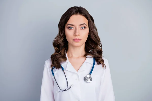 Fénykép a vonzó orvos hölgy betegek konzultáció nem mosolygós megbízható személy virológiai klinika viselni fehér köpeny sztetoszkóp elszigetelt szürke színű háttér — Stock Fotó