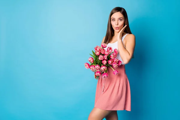Niesamowity 8-marcowy prezent. Zdumiona dziewczyna trzymać duże tulipany nie oczekuj jej chłopaków czuły obecny nosić dobry wygląd ubrania odizolowane na tle niebieskiego koloru — Zdjęcie stockowe