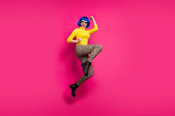 ¿Sí? Foto de perfil de tamaño completo de señora loca saltar en alto los puños excitado buen humor regocijo desgaste especificaciones cuello alto amarillo azul peluca botas leopardo pantalones aislados color rosa brillante fondo —  Fotos de Stock