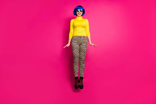 Plná délka fotografie cool legrační dáma skok vysoko do roztomilé rozkošné dívka nosit retro specifikace žlutá rolák modrá krátká paruka boty leopard kalhoty izolované světle růžová barva pozadí — Stock fotografie