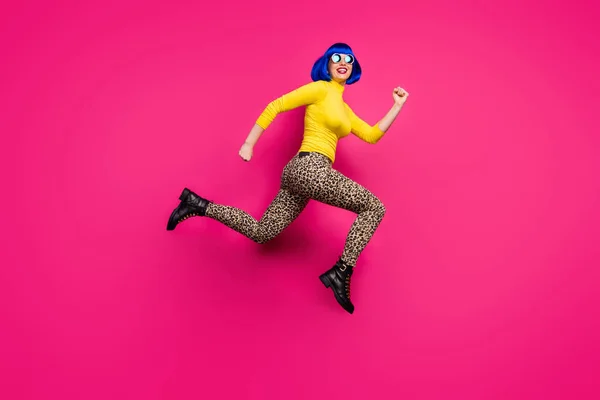 Full body photo of cool lady traveler jump high rush discount shopping center wear specs jaune col roulé bleu perruque courte bottes pantalon léopard isolé lumineux fond de couleur rose — Photo