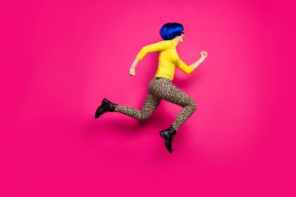 Full body photo of cool lady jumping high rushing discount shopping porter jaune col roulé bleu perruque courte bottes pantalon léopard isolé lumineux fond de couleur rose — Photo