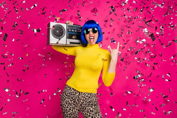 Fotografie bláznivé dáma rocker party konfety podzim vintage rekordér na rameni show rohy hůl jazyk nosit brýle žluté rolák modrá paruka leopard kalhoty izolované světle růžové barvy pozadí — Stock fotografie