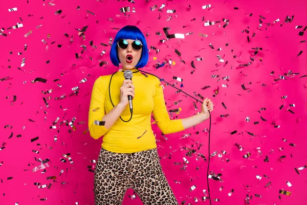 Photo of beautiful lady party klub nocny mikrofon śpiewać karaoke konfetti spada nosić specyfikacje żółty golf niebieski peruka lampart spodnie odizolowany jasny różowy kolor tło — Zdjęcie stockowe