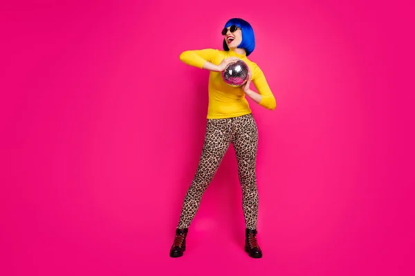 Full body foto di pazzo clubber signora giovane studente costume partito tenere disco palla usura specs giallo dolcevita blu bob parrucca stivali leopardo pantaloni isolato vibrante colore rosa sfondo — Foto Stock