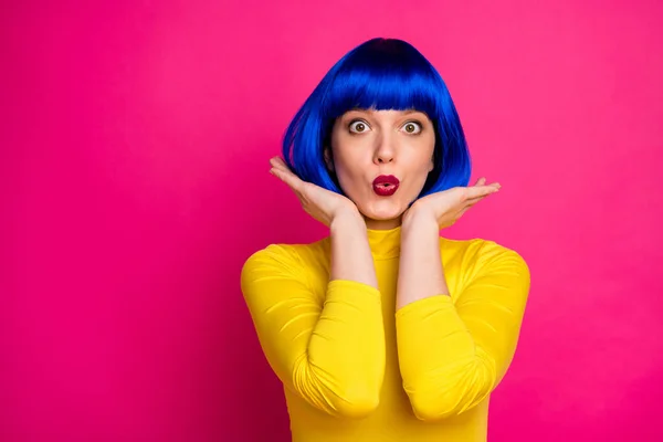 Foto de cerca de la atractiva señora loca mirada moderna sostenga los brazos bajo nuevo estilo peinado desgaste elegante cuello alto amarillo azul peluca azul aislado vibrante color rosa fondo — Foto de Stock