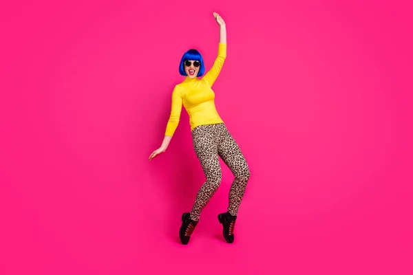 Ganzkörperfoto von verrückt fröhlich Dame Jugend seltsam bewegt Studenten Partei tragen Retro-Spezifikationen gelb Rollkragen blau Perücke Schuhe Leopardenhose isoliert hell rosa Farbe Hintergrund — Stockfoto
