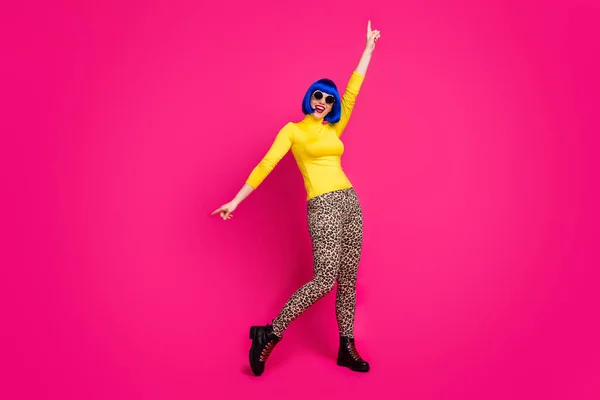 Foto de cuerpo completo de divertidos movimientos de baile señora estudiantes tema fiesta desgaste especificaciones cuello alto amarillo azul bob peluca botas leopardo pantalones aislados vivos de color rosa fondo —  Fotos de Stock