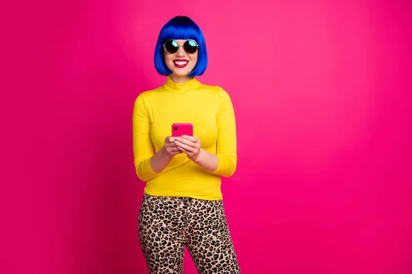 Photo of beautiful lady hold phone chat barátok jó hangulat viselet divatos szemüvegek sárga garbó kék Bob paróka leopárd nadrág elszigetelt élénk fény rózsaszín háttér — Stock Fotó