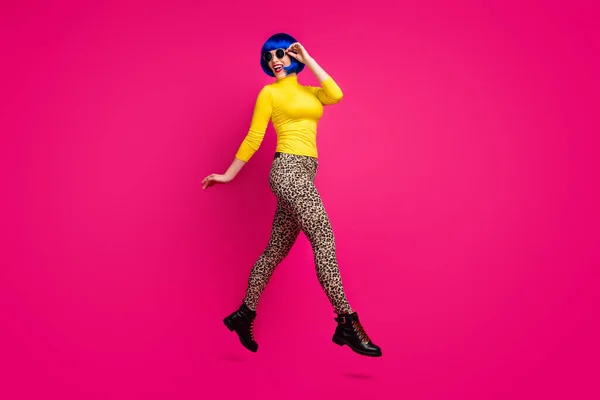 Full length profile photo of chappy lady jumping high walk street cool traveler wear specs κίτρινο ζιβάγκο μπλε κοντά μπότες περούκα λεοπάρδαλη παντελόνι απομονωμένο φωτεινό ροζ χρώμα φόντο — Φωτογραφία Αρχείου