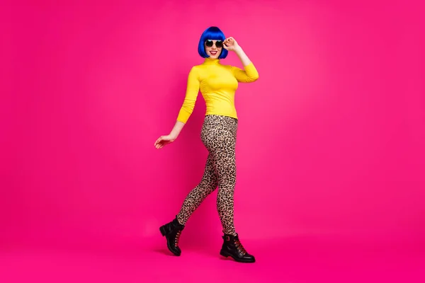 Foto de perfil de comprimento total de senhora alegre andar rua tendência viajante desgaste especificações amarelo gola alta azul curto peruca botas leopardo calças isolado cor rosa brilhante fundo — Fotografia de Stock