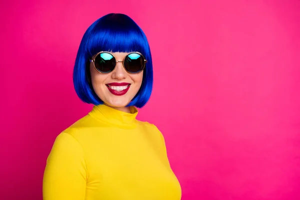 Foto de primer plano del atractivo estilo de muñeca dama moderna sonrisa radiante desgaste especificaciones retro elegante cuello alto amarillo azul peluca azul aislado vibrante color rosa fondo — Foto de Stock