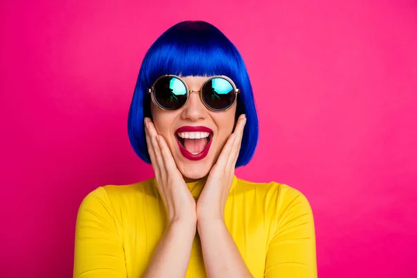 Closeup foto de cool animado senhora segurar braços em maçãs do rosto usar elegante rodada retro especificações amarelo gola alta azul curto brilho azul peruca isolado vibrante cor-de-rosa fundo — Fotografia de Stock