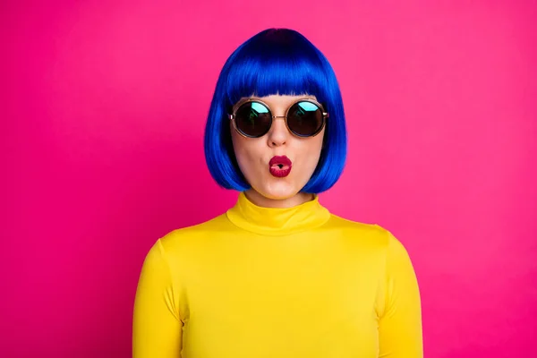 Primo piano foto di fresco moda signora tenere le labbra inviare baci sexy chic usura elegante rotondo retro specs giallo dolcevita blu breve parrucca lucida isolato vibrante colore rosa sfondo — Foto Stock