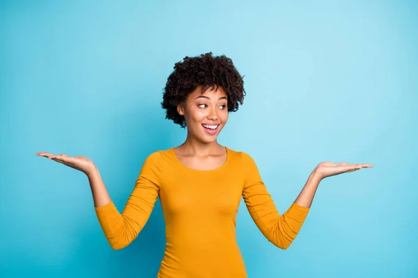 Primer plano retrato de ella ella agradable atractivo bonito lindo alegre alegre alegre alegre ondulado de pelo chica sosteniendo en dos palmas elegir opción aislado sobre brillante brillo vivo vibrante color azul fondo —  Fotos de Stock