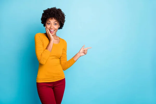 Retrato dela ela agradável atraente bonito bonito bonito espantado alegre alegre menina de cabelos ondulados mostrando boa novidade nova isolado sobre brilhante brilho vívido vibrante azul cor de fundo — Fotografia de Stock