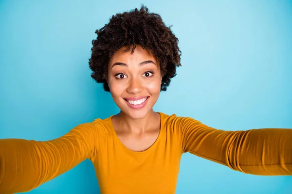 Närbild foto av glada afro amerikansk flicka göra selfie på hösten helg resa vila video samtal bära stil elegant trendig jumper isolerad över blå färg bakgrund — Stockfoto