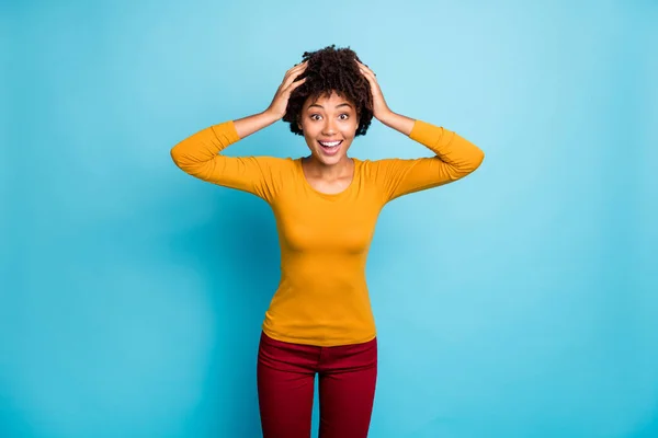 Menina afro-americana surpreendida ouvir olhar incrível outono preto sexta-feira pechinchas toque mãos cabeça gritar inacreditável inesperado desgaste casual estilo jumper isolado azul cor fundo — Fotografia de Stock