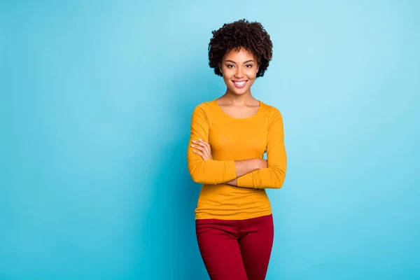 心情愉快的专业工作者形象非洲裔美国女孩准备好了工作决策穿上现代红色套头衫与蓝色背景隔离 — 图库照片