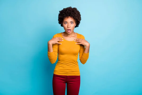 Porträtt av förvånad frustrerad afro amerikansk flicka imponerade hennes chef välja henne för jobb punkt palmer själv skrika wow omg bära röda byxor isolerad över blå färg bakgrund — Stockfoto