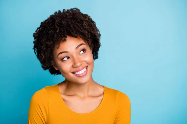 Retrato de linda menina encantadora afro-americana olhar copyspace imaginar seu feriado maravilhoso outono fins de semana usar jumper elegante isolado sobre fundo de cor azul — Fotografia de Stock