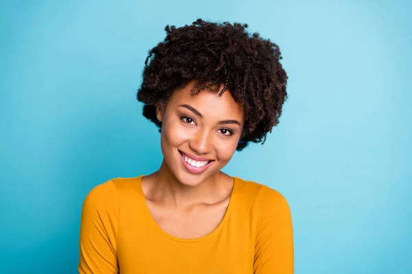 Close up foto de encantador atraente menina afro-americana agradável desfrutar de descanso de outono relaxar tempo livre usar pulôver isolado sobre fundo de cor azul — Fotografia de Stock