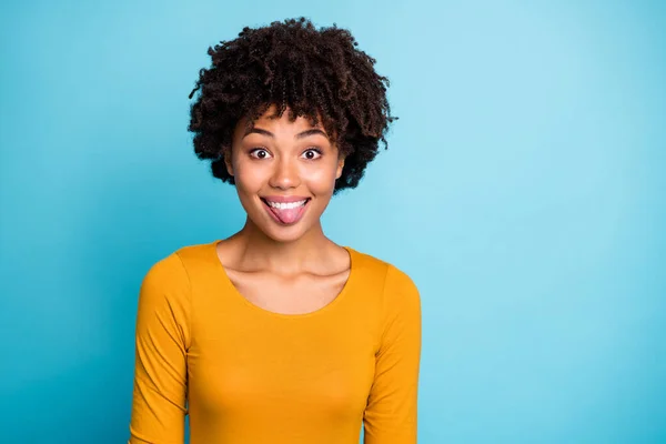 Πορτρέτο του αστεία funky απρόσεκτη έφηβος afro American κορίτσι δείχνουν απολαύσετε ξεκούραση χαλαρώστε δείχνουν γλώσσα φορούν καλή εμφάνιση άλτης απομονώνονται πάνω από το μπλε φόντο χρώμα — Φωτογραφία Αρχείου