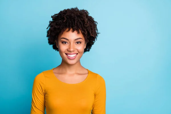 Retrato de doce menina afro-americana bonita desfrutar de férias de outono olhar bom humor na câmera desgaste casual estilo roupas isoladas sobre fundo de cor azul — Fotografia de Stock