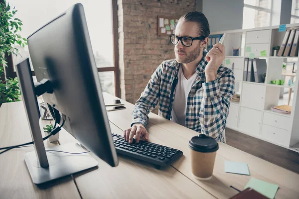 Foto des Geschäfts schöner Kerl hält elektrische Zigarette iqos Programmierung neues Projekt süchtigen Raucher tragen Spezifikationen Casual Outfit sitzen Stuhl modernes Büro drinnen — Stockfoto