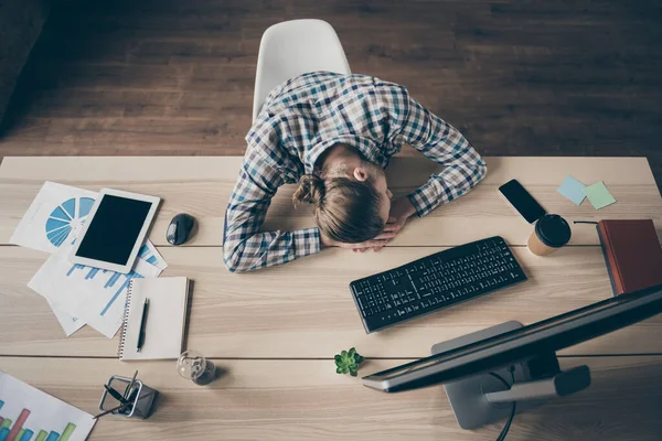 Vysoký úhel nad pohled fotografie obchodního chlapa počítačový monitor ve dne v noci spolehlivý sekretářka usnula pracovní místo unavený nošení ležérní košile sedět moderní kancelář uvnitř — Stock fotografie
