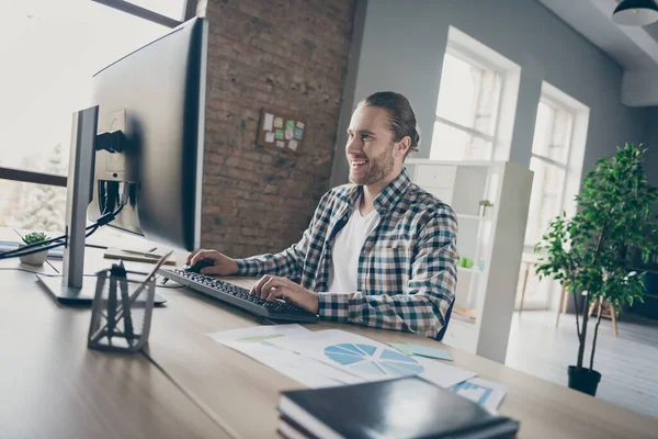 Foto van knappe zakenman kijken computer monitor tafel chatten collega 's partners quarantaine huis werken op afstand dragen casual shirt pak zitten stoel kantoor binnen — Stockfoto