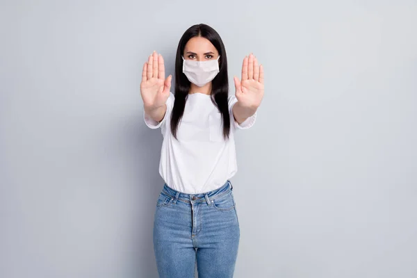 Portret van mooie aantrekkelijke inhoud serieus recht-harig meisje tonen stop teken oplossing gezondheid quarantaine maatregel contact schoon wassen handen geïsoleerd op licht grijs pastel kleur achtergrond — Stockfoto