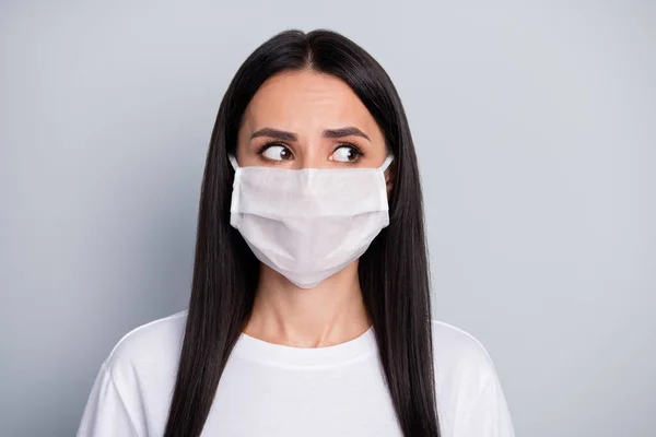 Porträt eines ängstlichen, depressiven Mädchens, das Angst vor der sich ausbreitenden Covid-19-Pandemie empfindet, trägt eine medizinische Maske, weißes T-Shirt isoliert über grauem Hintergrund — Stockfoto