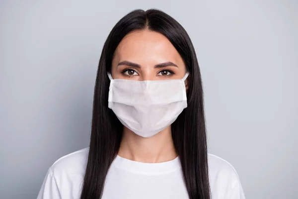 Portret van ernstige meisje corona virus infectie patiënt wilt stoppen bio gevaar bacteriën verspreiden dragen medisch masker kleding geïsoleerde grijze kleur achtergrond — Stockfoto